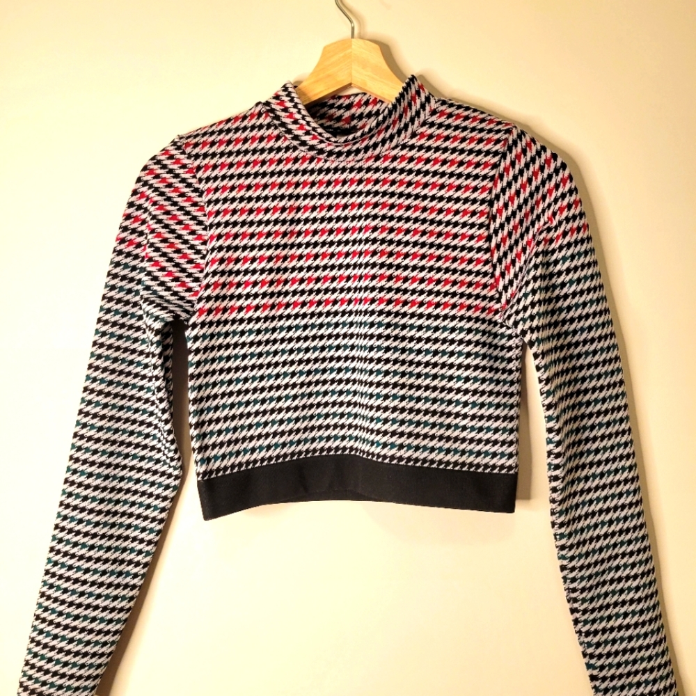 Fabletics patterned long sleeve active crop-top